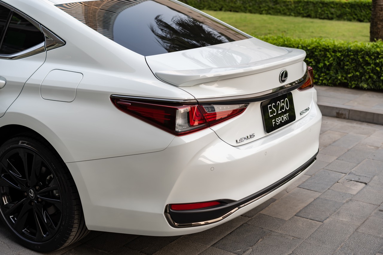 Đuôi xe Lexus ES 250 F Sport